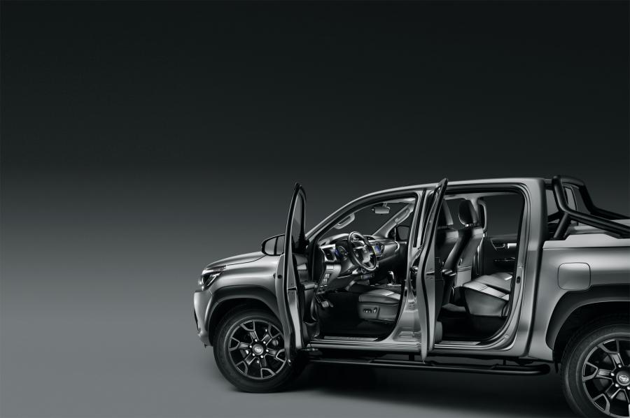  Toyota Hilux Black Edition Double Cab 2018 года  (FR) (фото 2 из 7)